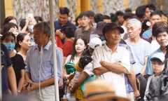 Dòng người xếp hàng dài cả trăm mét vào Nhà tù Hỏa Lò 