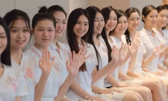 Chung khảo cận kề, các thí sinh háo hức xen lẫn hồi hộp trước cơ hội bước lên sân khấu của một trong những cuộc thi nhan sắc danh giá hàng đầu Việt Nam.