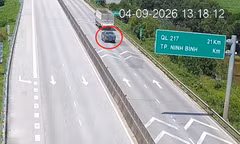 Xe bán tải chạy gần 80 km/h, bám đuôi xe tải 25m trên cao tốc