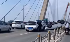 Ô tô lật ngửa sau va chạm liên hoàn trên cầu Nhật Tân