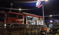 Cháy nhà 3 tầng trong ngõ 109 Âu Cơ, Hà Nội