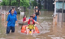 Thanh niên Hà Nội di dời người bệnh, đắp bờ gia cố đê sau bão số 10