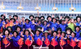 Khối diễu hành Thanh niên Việt Nam đội mưa luyện tập cho ngày đại lễ 2/9