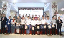 Trao sổ tiết kiệm cho 80 gương 'Chia sẻ cùng thầy cô' năm 2025