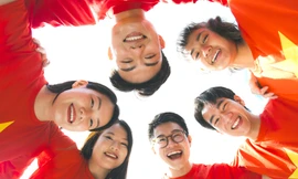Đại biểu Tàu thanh niên Đông Nam Á - Nhật Bản rạng rỡ sắc áo cờ đỏ sao vàng