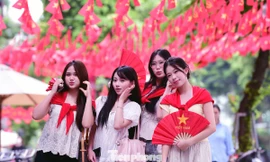 Giới trẻ nô nức xuống phố check-in trước giờ tổng hợp luyện