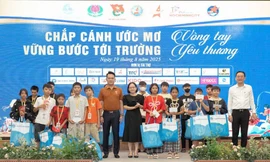 Tặng quà 3.000 em nhỏ hoàn cảnh khó khăn trong ngày 19/8