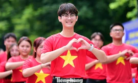 Gen Z lan tỏa niềm tự hào bên tượng đài Quyết tử cho Tổ quốc quyết sinh