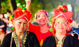 Bà Tân chụp ảnh cùng hai chị em Pam. Ảnh: Xuân Tùng