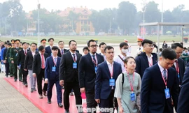 Đoàn đại biểu Đại hội Thầy thuốc trẻ Việt Nam toàn quốc lần thứ V báo công dâng Bác