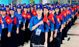 'Áo xanh' hòa cùng sắc cờ Tổ quốc trước giờ sơ duyệt diễu binh diễu hành