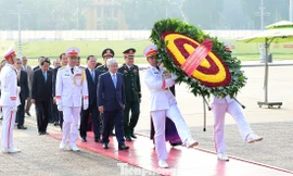 Đoàn đại biểu Đảng bộ MTTQ, các đoàn thể Trung ương vào Lăng viếng Chủ tịch Hồ Chí Minh