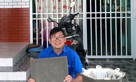 Bí thư Đoàn biến rác thải thuỷ tinh thành chậu cây, gạch lát vườn