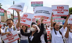 Người biểu tình Philippines ném đá vào cảnh sát bảo vệ dinh tổng thống