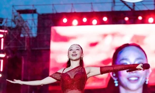 Màn “biến hình” của Tóc Tiên tại Waterbomb khiến netizen không khỏi "ồ quao"