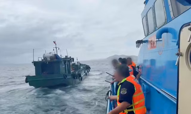 Chặn tàu chở hơn 70.000 lít dầu, phát hiện gần 600 triệu trong két nước