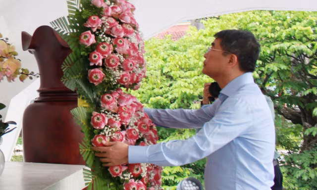 Thủ tướng Lê Minh Hưng viếng mộ Cụ Phó bảng Nguyễn Sinh Sắc tại Đồng Tháp