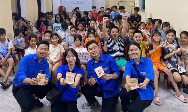 Nguyễn Thị Minh Anh (hàng đầu, bên phải), sinh viên khoa Máy tàu biển Trường Đại học Hàng hải Việt Nam, tham gia tình nguyện Mùa hè xanh 2024