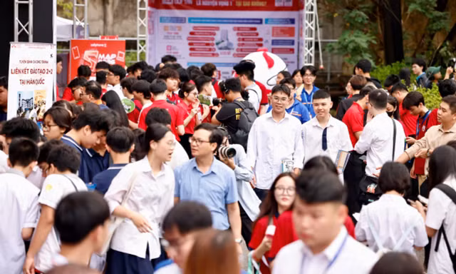 Học sinh hào hứng tham gia Ngày hội tuyển sinh khối các ngành Khoa học và Công nghệ lần thứ nhất ảnh: Dương Triều 