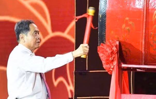 Chủ tịch Quốc hội Trần Thanh Mẫn đánh trống khai hội mùa thu Côn Sơn - Kiếp Bạc.