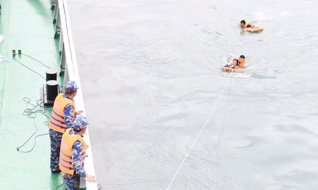 Vụ ba cô gái bị sóng cuốn mất tích: Tụi em bám lấy nhau nhưng sóng lôi ra xa rồi không thấy nhau nữa