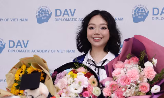 Nguyễn Thị Ngọc Minh – Thủ khoa Học viện Ngoại giao với GPA 3.96 và loạt giải thưởng học thuật 