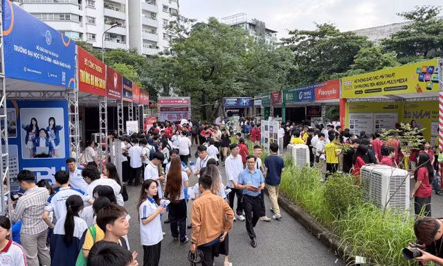 Học sinh hào hứng tham gia Ngày hội tuyển sinh khối các ngành Khoa học và Công nghệ lần thứ nhất ảnh: Dương Triều 