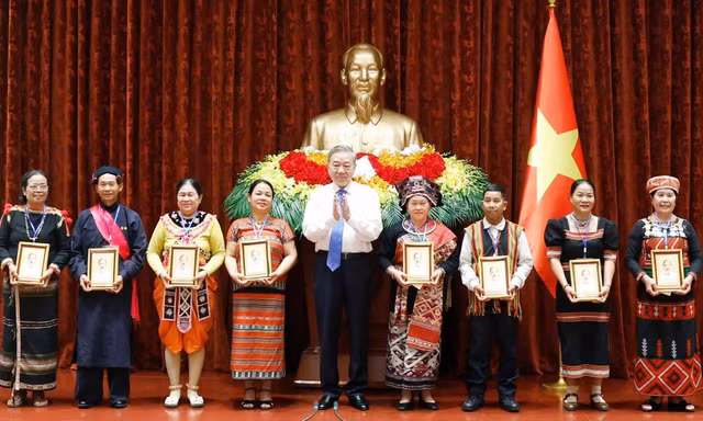 Tổng Bí thư, Chủ tịch nước Tô Lâm tiếp các già làng, trưởng bản, nghệ nhân, người có uy tín tiêu biểu toàn quốc