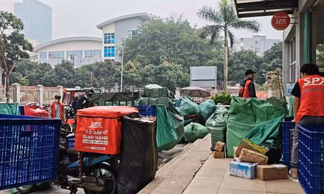 Mua sắm online bùng nổ dịp Tết, shipper quá tải