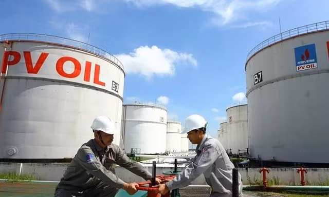 Tiền nhập xăng dầu tăng tới 200% trong nửa đầu tháng 4