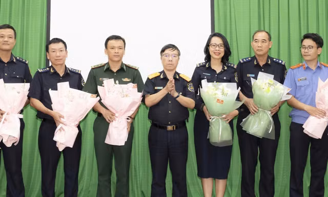 Thứ trưởng Bộ Tài chính biểu dương lực lượng phá chuyên án hơn 1,2 tấn ngà voi