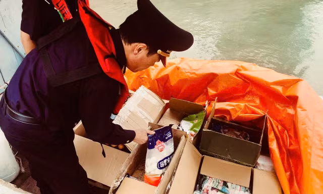 Bắt nhiều lô lạp xưởng, xúc xích từ Trung Quốc vận chuyển vào Việt Nam