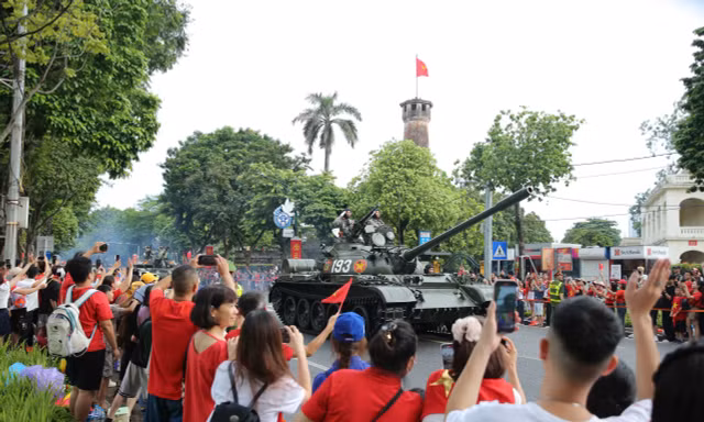 Đoàn diễu binh, diễu hành đi giữa vòng tay nhân dân