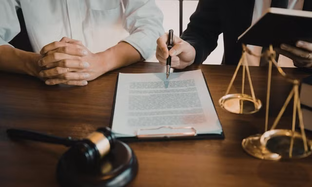 Hà Nội: Lái ô tô chắn lối vào hầm chung cư, người đàn ông bị khởi tố