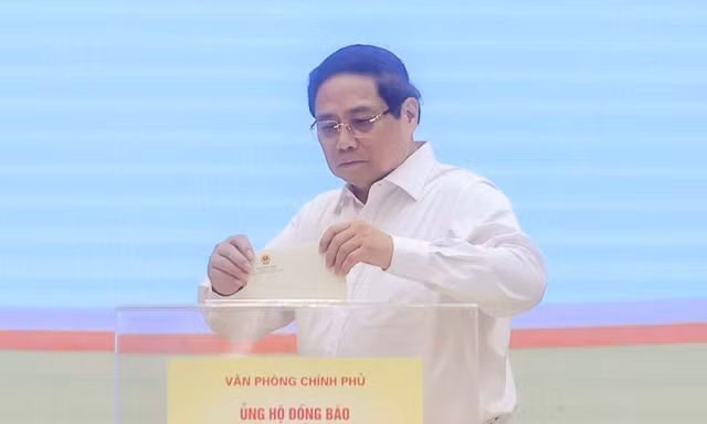 Thủ tướng cùng lãnh đạo Chính phủ ủng hộ đồng bào bị thiệt hại do bão lũ