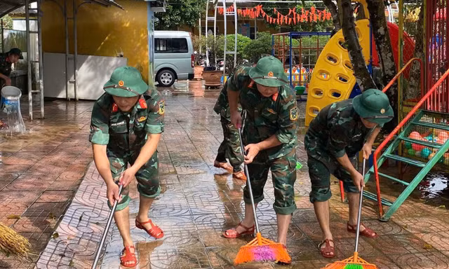 Bộ đội giúp dân khắc phục hậu quả mưa lũ
