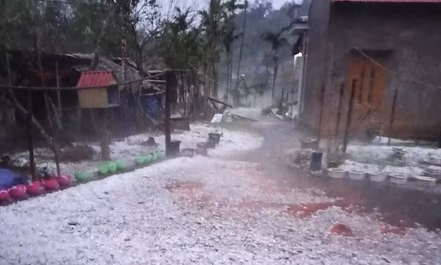 Nhiều nhà bị tốc mái, ô tô vỡ kính do mưa đá, giông lốc ở Thái Nguyên 
