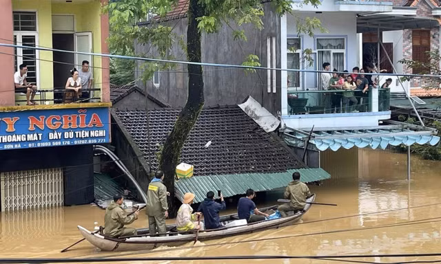 Chạy lũ chỉ kịp ôm con, còn lại để mặc cho nước cuốn trôi