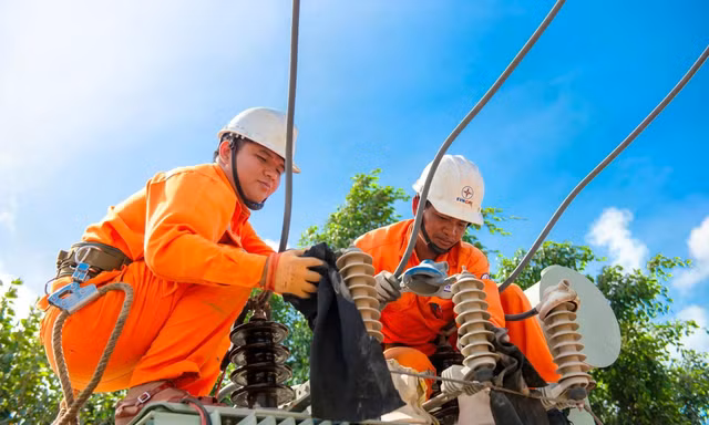 Giờ cao điểm tối: Nhóm khách nào có thể phải trả tiền điện gấp 3 lần? 