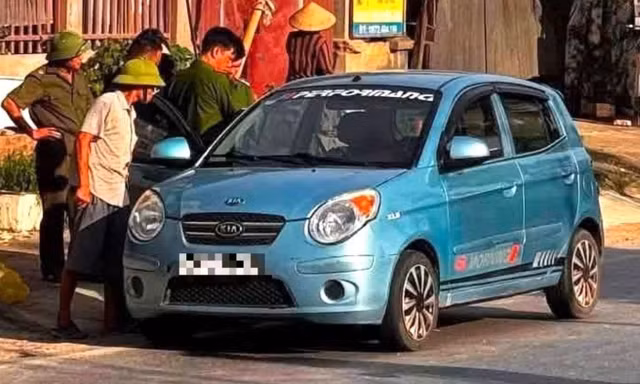 Phát hiện hai người đàn ông tử vong trong ô tô đỗ ven quốc lộ 32