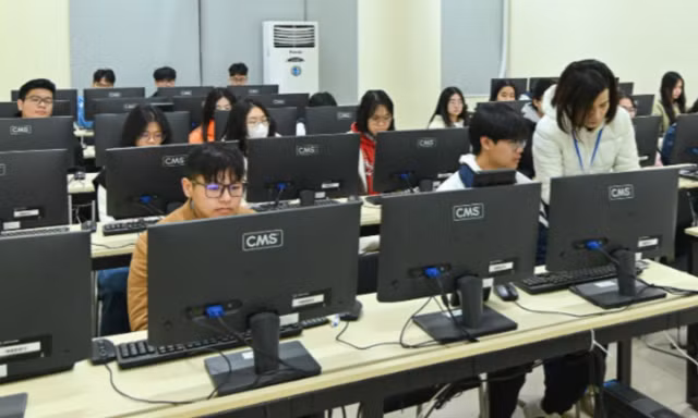 Thí sinh thi đánh giá tư duy đợt 1 năm 2026. Ảnh: KHÁNH DUY