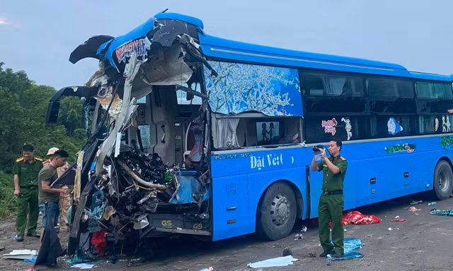 Xe khách lao vào xe tải trên cao tốc, lái xe tử vong, 5 người bị thương
