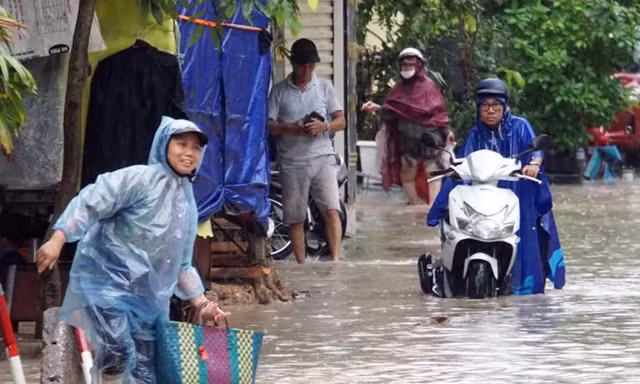 Mưa lớn như trút, nhiều tỉnh miền Bắc thiệt hại nặng