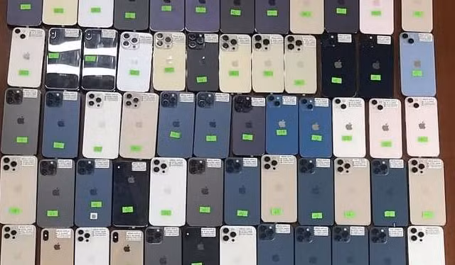 Phát hiện hàng trăm iPhone, túi xách Dior 'lậu' tuồn vào Việt Nam