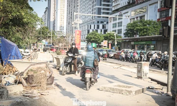 Dự án xén vỉa hè đường Lê Văn Lương, bụi trắng đường, giao thông ùn tắc