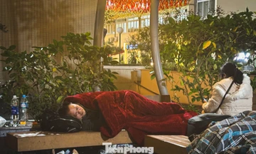 Ngủ vùi bên hành lang bệnh viện giữa giá rét Thủ đô