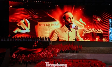 Tổng duyệt chương trình nghệ thuật đặc biệt 'Dưới lá cờ vẻ vang của Đảng'