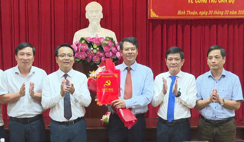 Lãnh đạo Tỉnh ủy Bình Thuận trao quyết định và tặng hoa chúc mừng tân Bí thư Huyện ủy Tánh Linh.