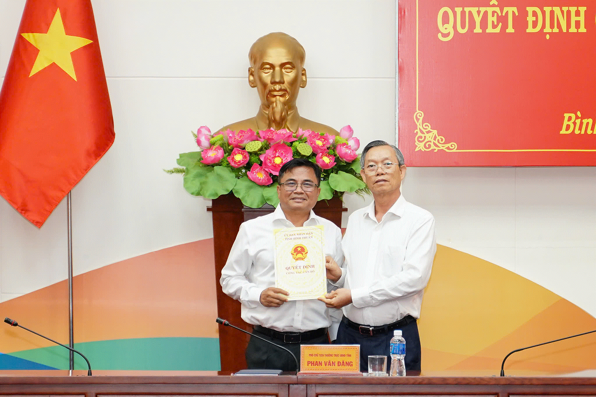 Phó Chủ tịch Thường trực UBND tỉnh Bình Thuận Phan Văn Đăng trao quyết định điều động và bổ nhiệm ông Phan Dương Cường. Phó Chủ tịch Thường trực UBND tỉnh Bình Thuận Phan Văn Đăng trao quyết định điều động và bổ nhiệm ông Phan Dương Cường.