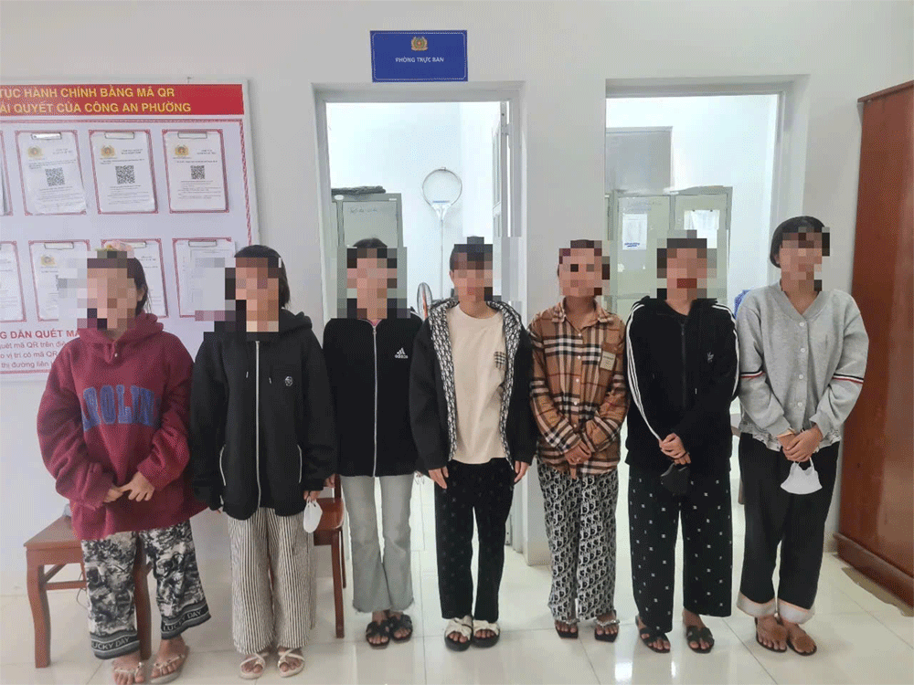 Nhóm thiếu nữ tại cơ quan công an.